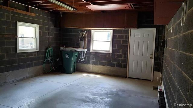 2111 W 14 Mile Road, Royal Oak, MI 48073