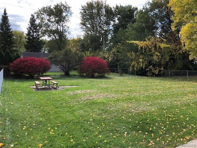 2111 W 14 Mile Road, Royal Oak, MI 48073