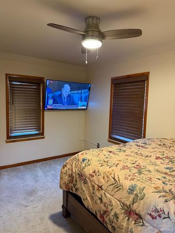 2111 W 14 Mile Road, Royal Oak, MI 48073