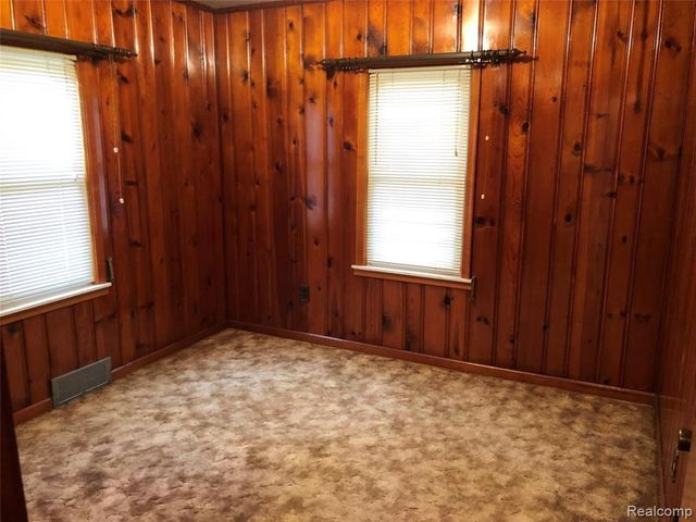 2111 W 14 Mile Road, Royal Oak, MI 48073