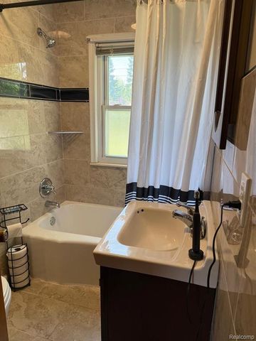 2111 W 14 Mile Road, Royal Oak, MI 48073
