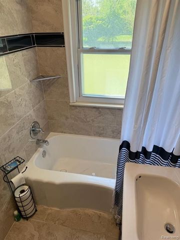 2111 W 14 Mile Road, Royal Oak, MI 48073