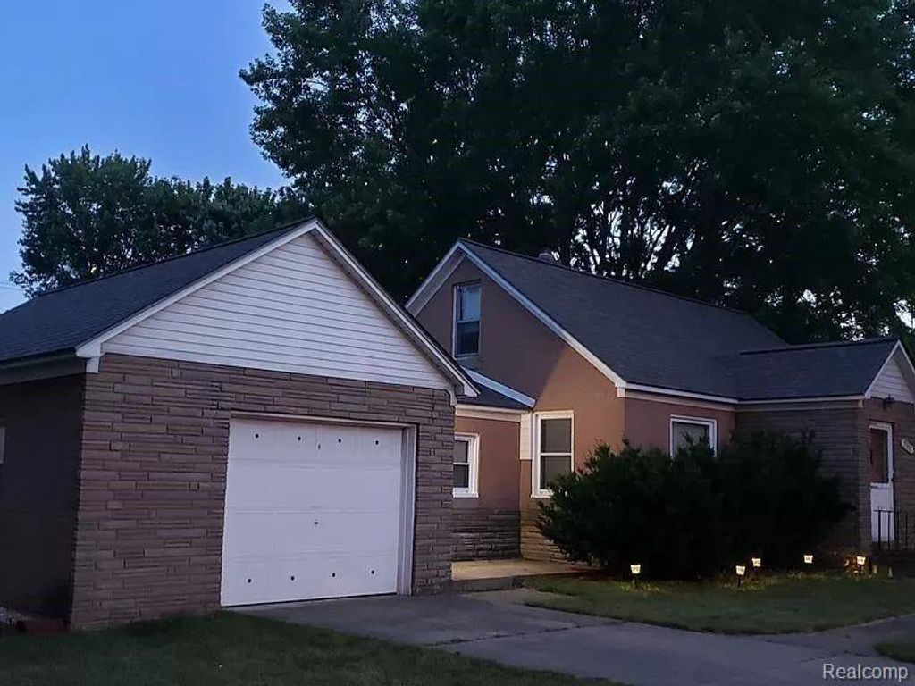 2111 W 14 Mile Road, Royal Oak, MI 48073