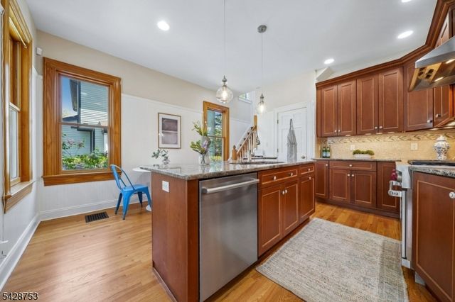 215 Inwood Ave, Montclair Twp., NJ 07043