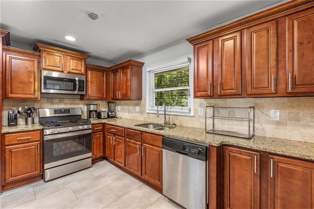 3307 Pointe Bleue Ct, Decatur, GA 30034