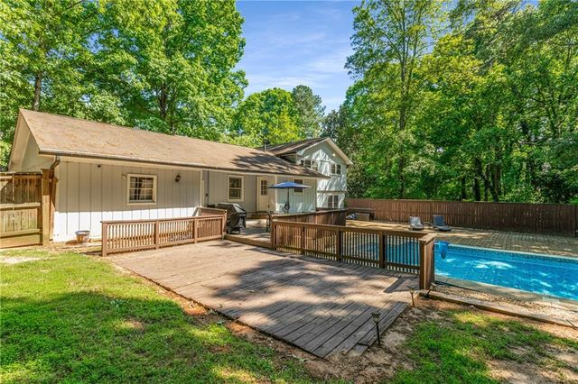 3307 Pointe Bleue Ct, Decatur, GA 30034