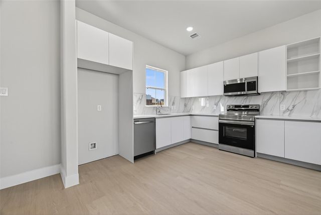 6702 Metro Blvd 8, Houston, TX 77083