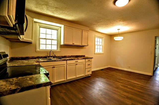 2051 Shelby Dr, Clarksville, TN 37043