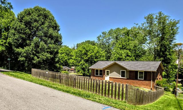 2051 Shelby Dr, Clarksville, TN 37043