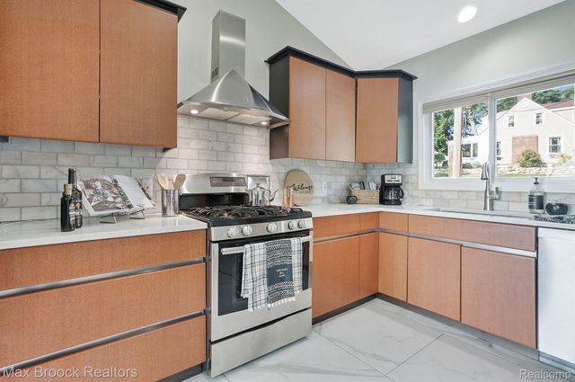 2918 WOODBINE Drive, Waterford Twp, MI 48328