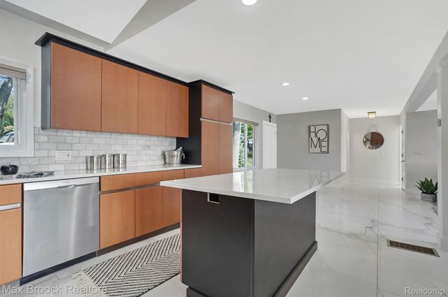 2918 WOODBINE Drive, Waterford Twp, MI 48328