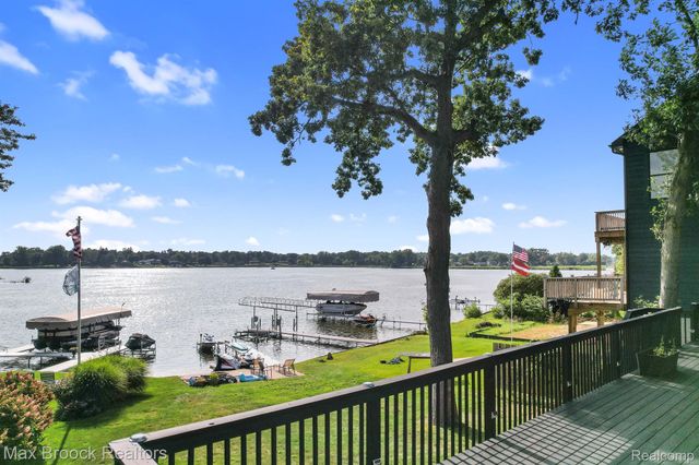 2918 WOODBINE Drive, Waterford Twp, MI 48328