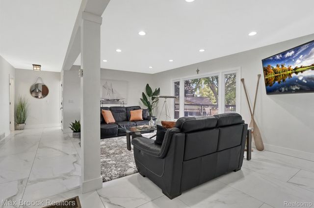 2918 WOODBINE Drive, Waterford Twp, MI 48328