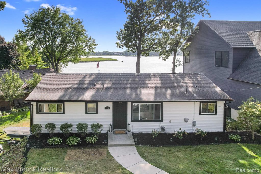 2918 WOODBINE Drive, Waterford Twp, MI 48328