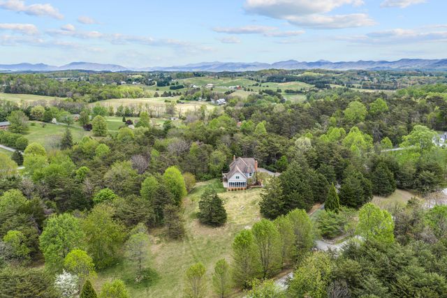 344 Stonelea DR, Troutville, VA 24175
