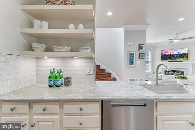 113 HERNDON MILL CIR, Herndon, VA 20170