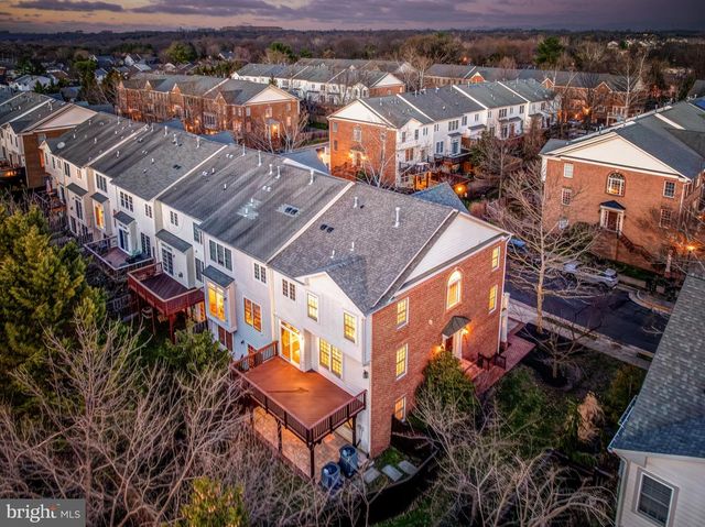 113 HERNDON MILL CIR, Herndon, VA 20170