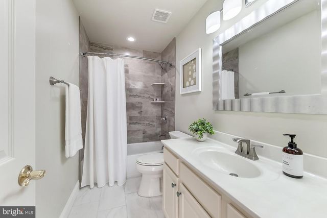 113 HERNDON MILL CIR, Herndon, VA 20170