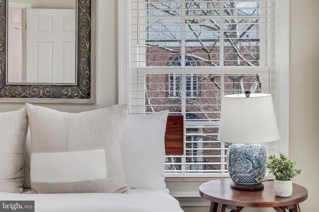 113 HERNDON MILL CIR, Herndon, VA 20170