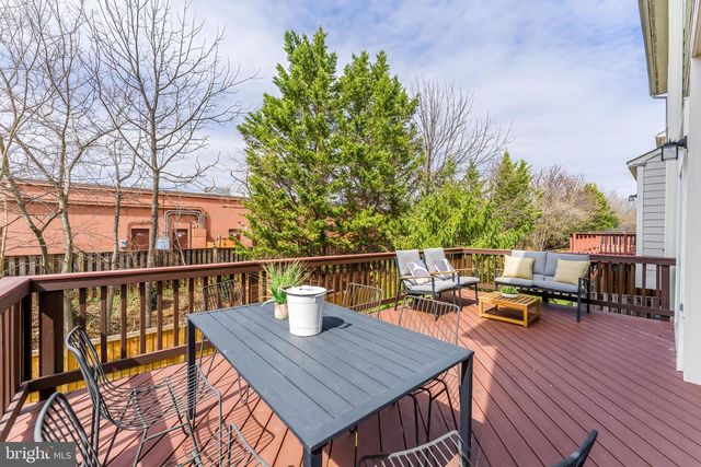 113 HERNDON MILL CIR, Herndon, VA 20170