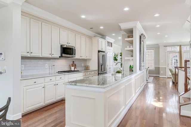 113 HERNDON MILL CIR, Herndon, VA 20170