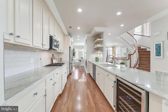 113 HERNDON MILL CIR, Herndon, VA 20170