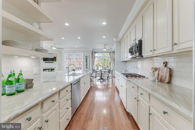 113 HERNDON MILL CIR, Herndon, VA 20170