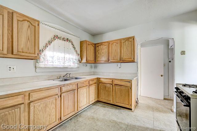 16204 Roselawn Street, Detroit, MI 48221