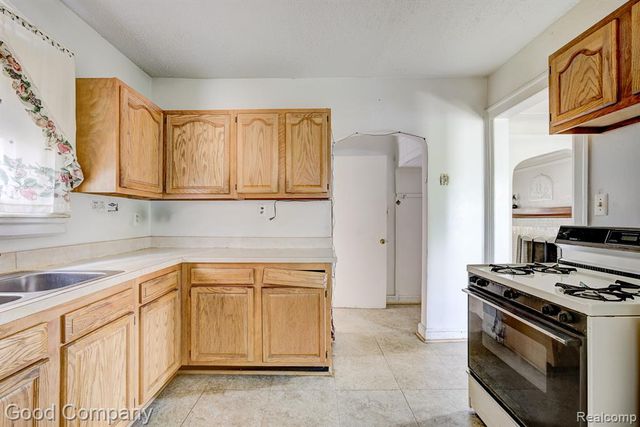 16204 Roselawn Street, Detroit, MI 48221