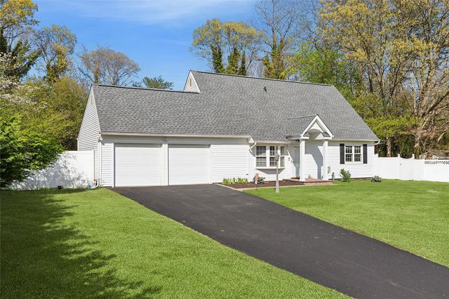 3 Hamilton Court, Coram, NY 11727