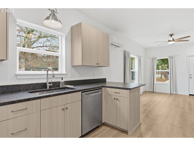 5592 Burnett Ave A, Eugene, OR 97402