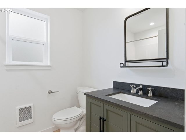 5592 Burnett Ave A, Eugene, OR 97402