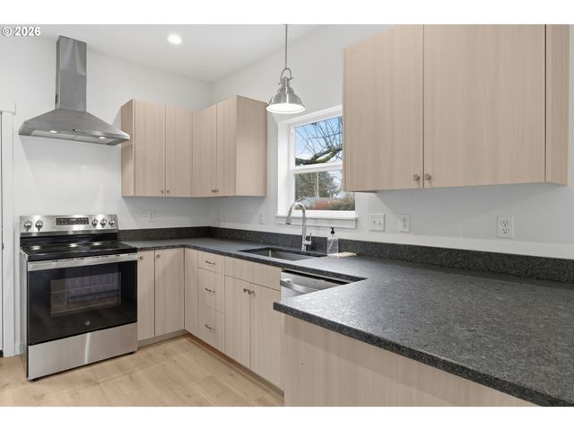 5592 Burnett Ave A, Eugene, OR 97402