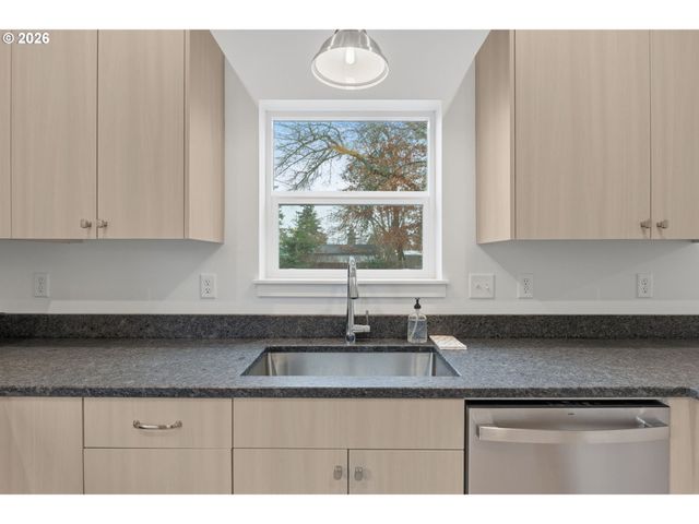 5592 Burnett Ave A, Eugene, OR 97402
