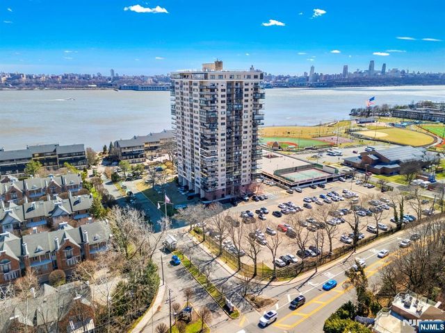 1203 River Road 17M, Edgewater, NJ 07020
