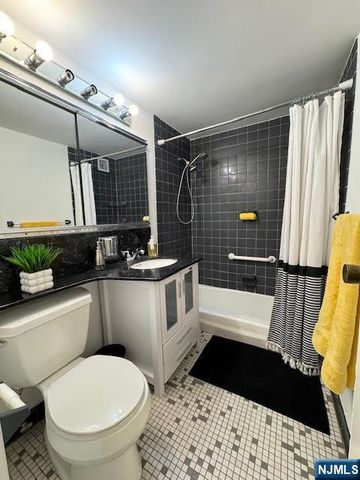 1203 River Road 17M, Edgewater, NJ 07020