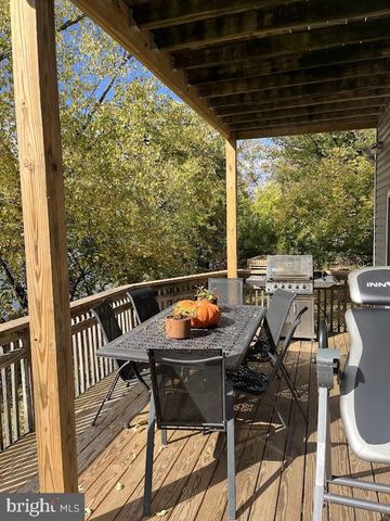 32 RIVER RD, Conshohocken, PA 19428