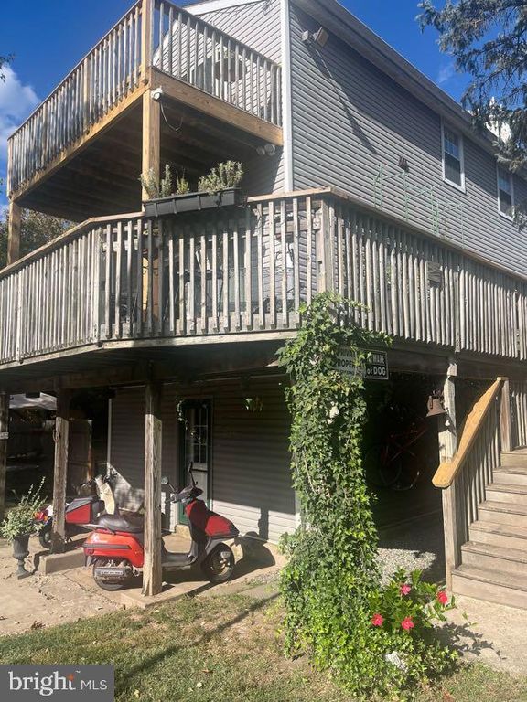 32 RIVER RD, Conshohocken, PA 19428
