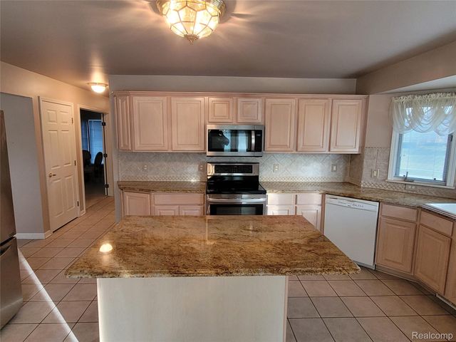 48205 Conifer Drive, Shelby Charter Township, MI 48315