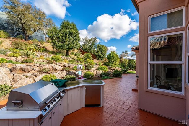 3729 Skyfarm Dr, Santa Rosa, CA 95403