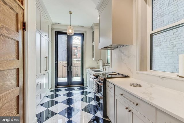 906 8TH ST NE, Washington, DC 20002