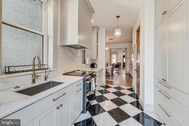 906 8TH ST NE, Washington, DC 20002