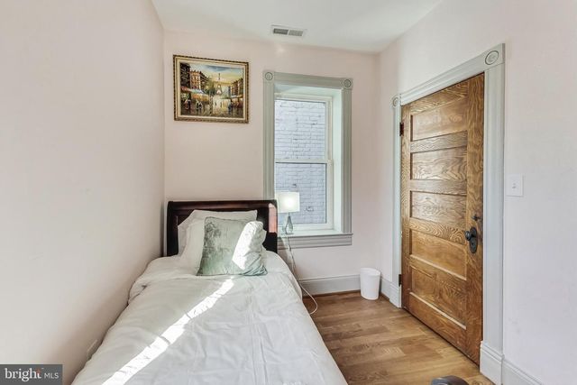 906 8TH ST NE, Washington, DC 20002