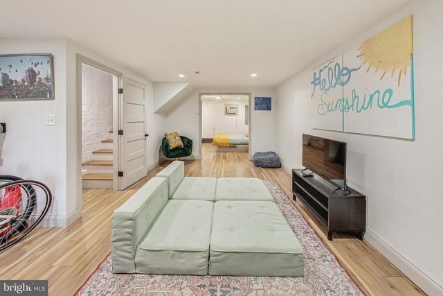 906 8TH ST NE, Washington, DC 20002