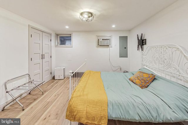 906 8TH ST NE, Washington, DC 20002