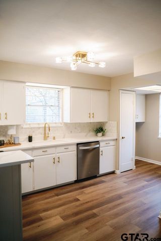 3131 Greg Ln, Tyler, TX 75701