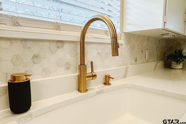 3131 Greg Ln, Tyler, TX 75701