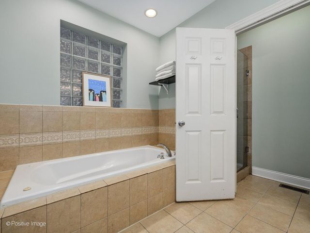 1945 W Erie Street 1W, Chicago, IL 60622