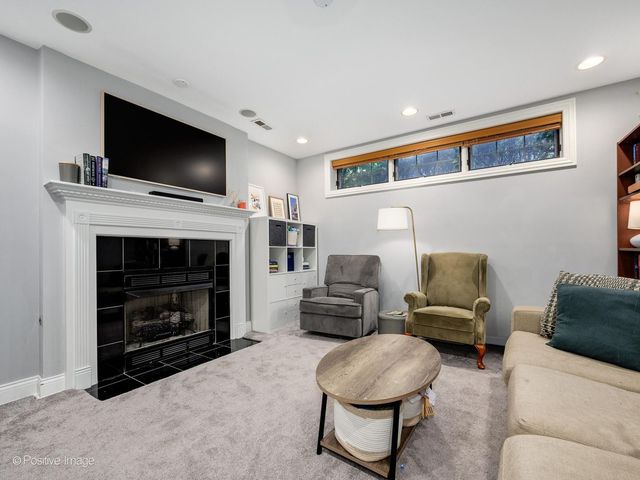 1945 W Erie Street 1W, Chicago, IL 60622