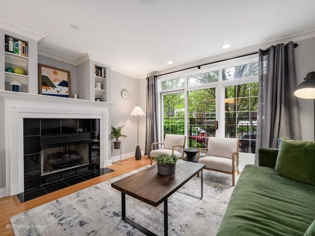 1945 W Erie Street 1W, Chicago, IL 60622